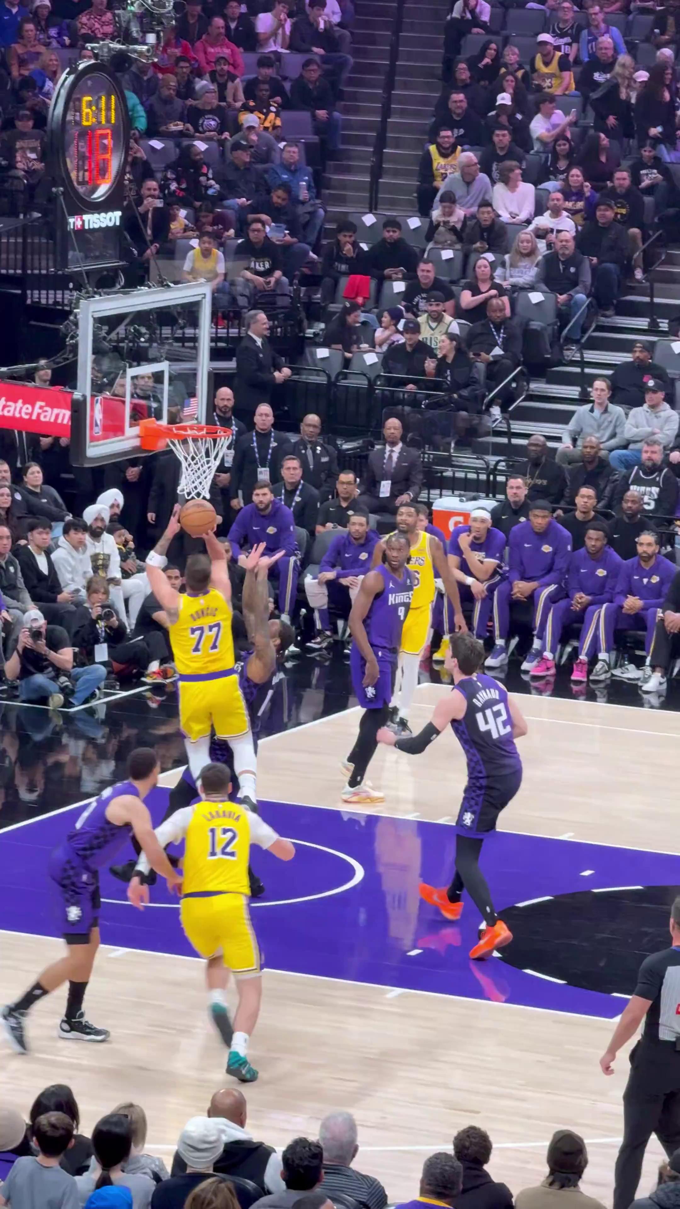 包含东契奇回归赛场，赛况扑朔迷离首场状态亮眼，切尔西观众沸腾！的词条